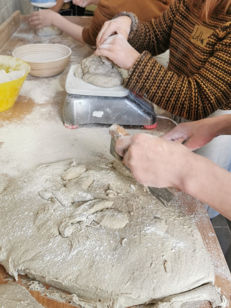 Teig portionieren bei Ge:Bäck